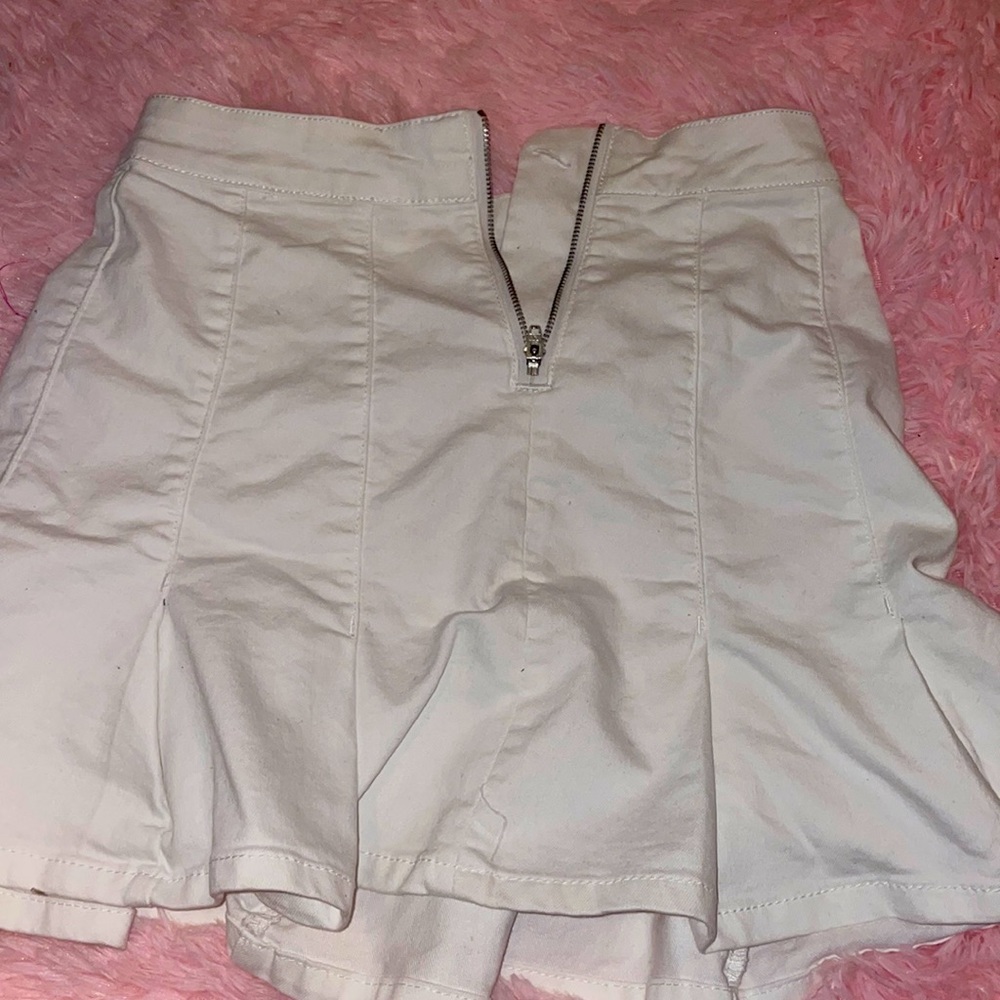 White pleat skirt.